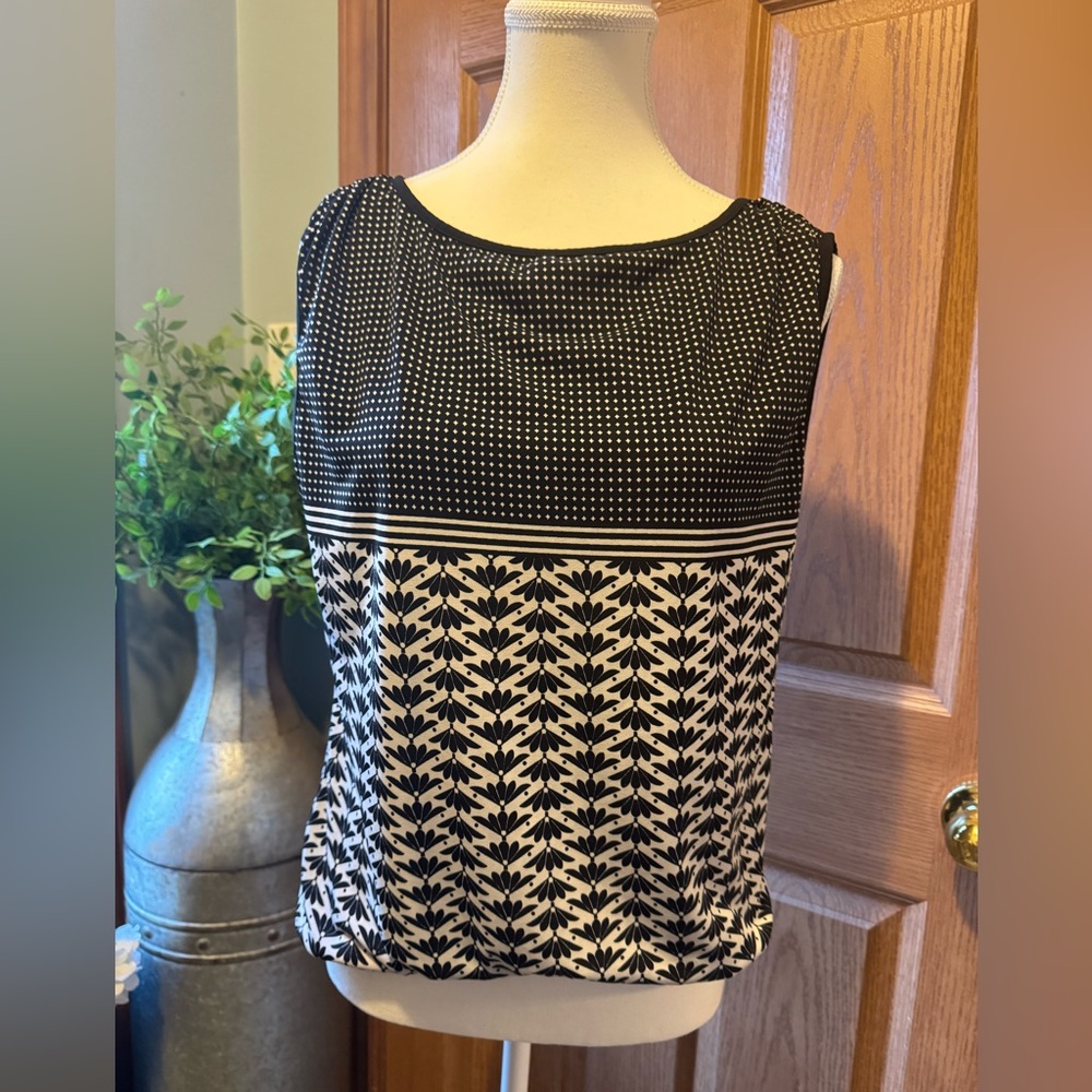 MAX STUDIOS Woman’s Sleeveless Blk & Wht Color block Blouse Size S.  EUC